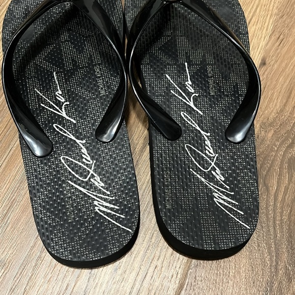 Michael Kors black ladies flip flops, size 6 - Picture 3 of 6